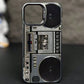 📻📱 Coque Téléphone Boombox Rétro en TPU – Design Cassette Années 80, Texture 3D en Relief et Rebords Surélevés Anti-Rayures