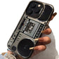 📻📱 Coque Téléphone Boombox Rétro en TPU – Design Cassette Années 80, Texture 3D en Relief et Rebords Surélevés Anti-Rayures