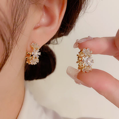 🌸✨OFFRE LIMITÉE 50% DE RÉDUCTION! Boucles d’Oreilles Creoles Élégantes à Grappe Florale Étincelante – Pétales Délicats, Éclat de Zircone Cubique, Légères et Romantiques pour un Usage Quotidien ou Soirées 🦋🌙