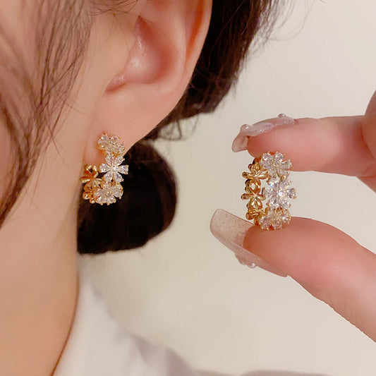 🌸✨OFFRE LIMITÉE 50% DE RÉDUCTION! Boucles d’Oreilles Creoles Élégantes à Grappe Florale Étincelante – Pétales Délicats, Éclat de Zircone Cubique, Légères et Romantiques pour un Usage Quotidien ou Soirées 🦋🌙
