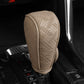🚘✨ -50% ! 🪡 Cache Pommeau de Levier de Vitesse Respirant Universel – Cuir PU & Éponge, Perforation Laser & Protection Tri-Couche.