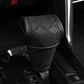 🚘✨ -50% ! 🪡 Cache Pommeau de Levier de Vitesse Respirant Universel – Cuir PU & Éponge, Perforation Laser & Protection Tri-Couche.