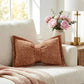 🎁🛒 -50% ! 🏠Coussin Décoratif en Chenille Forme Nœud – Tissu Premium, 9 Coloris & Garnissage Inclus.