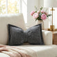 🎁🛒 -50% ! 🏠Coussin Décoratif en Chenille Forme Nœud – Tissu Premium, 9 Coloris & Garnissage Inclus.